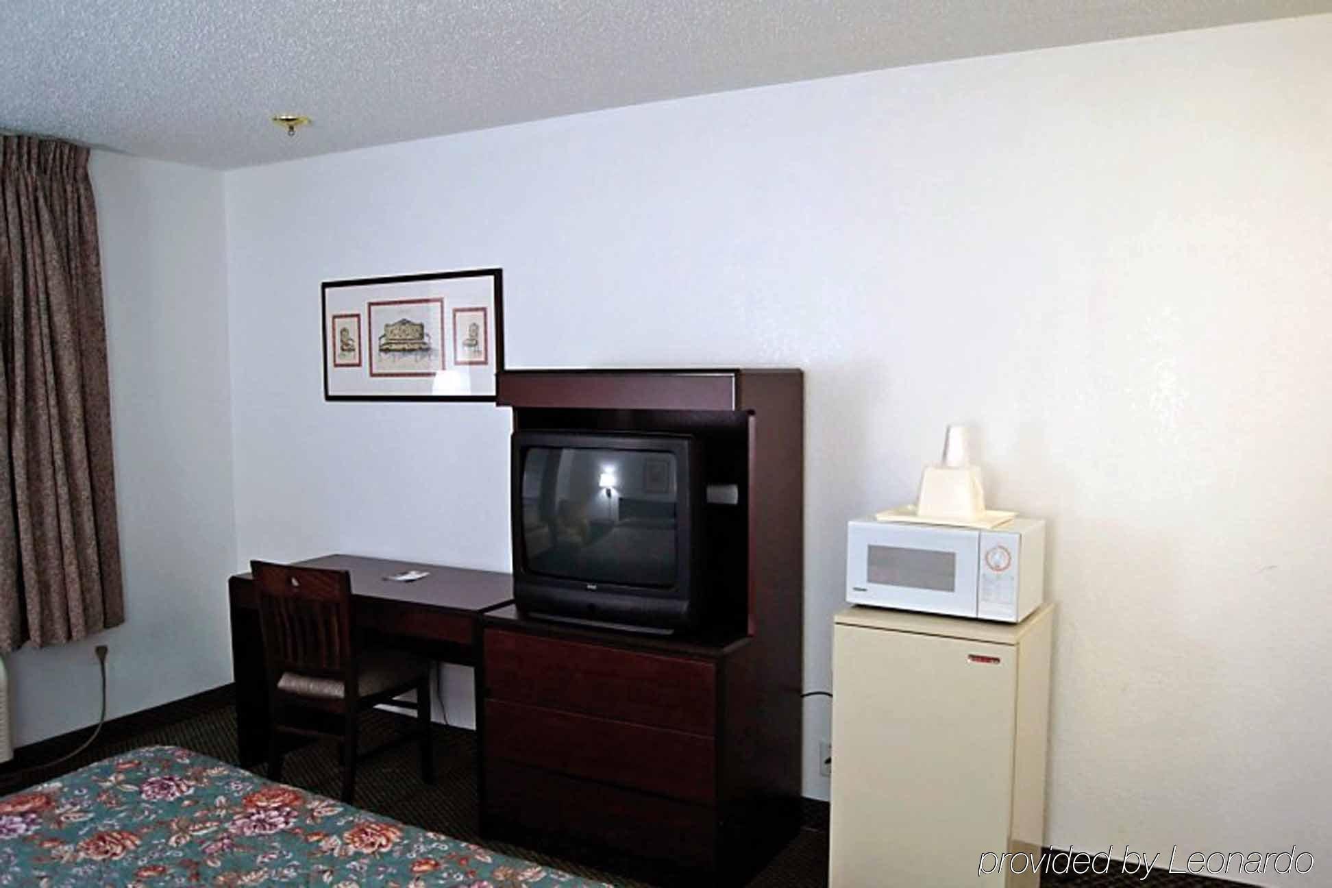 Gurnee Motel Room photo